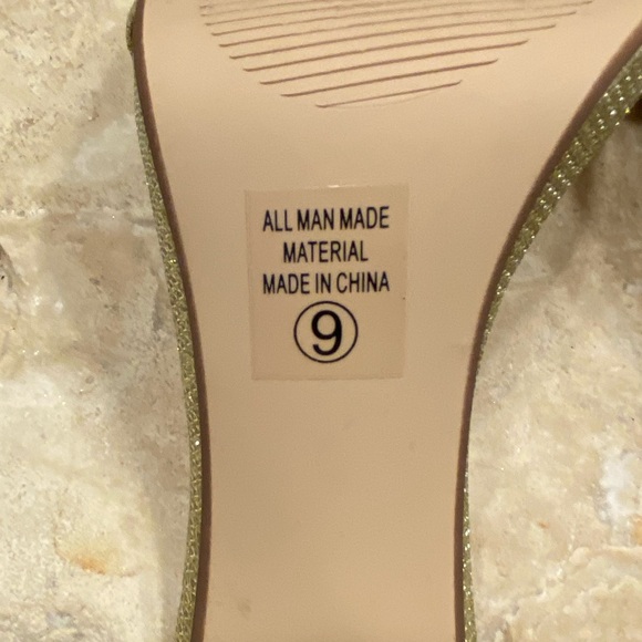 Sz 9 M Delicious Shiner Gold Shimmer Strappy Open Toe Sandal Block High Heels - Picture 13 of 15